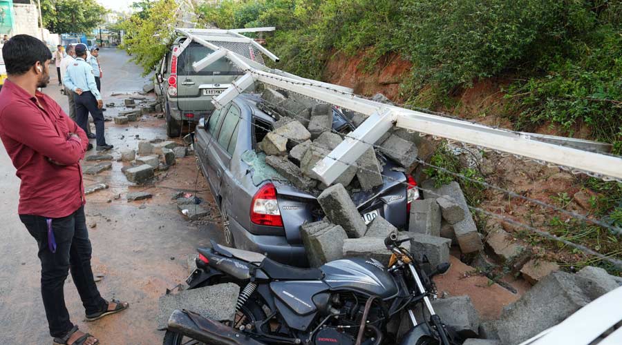 Waterlogging | Heavy Rain Leads To Waterlogging In Bengaluru; Wall ...