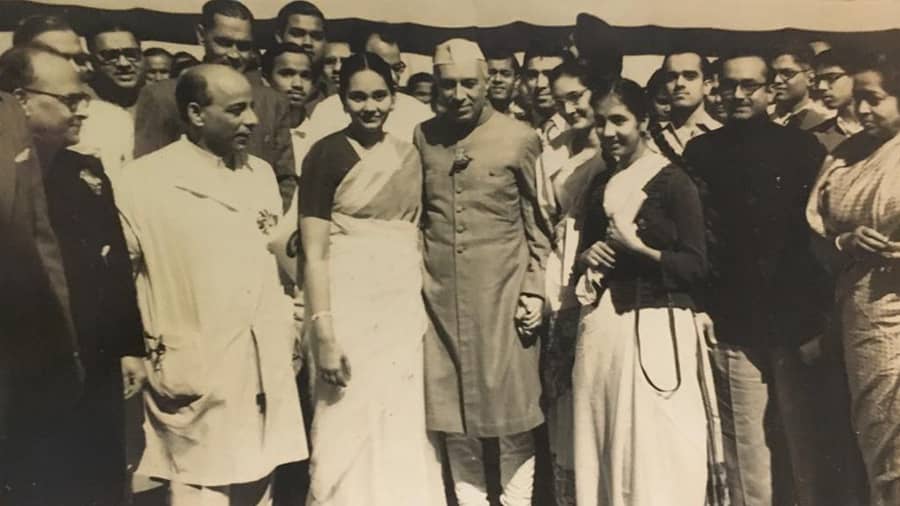 Prime Minister Jawaharlal Nehru at Dum Dum airport in the mid or late 1950s, flanked by Roma Ray and her sister Chitra, with Padmaja Naidu and Dr Sachis Ray on the right