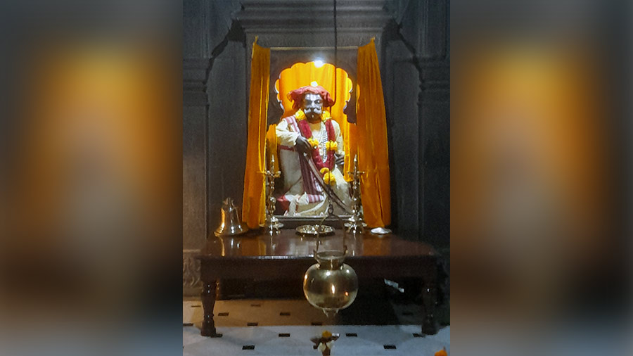 The statue of Mahadaji Shinde inside the Chhatri 
