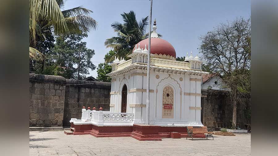 The pavilion where the ashes of Mahadaji Shinde was initially kept 