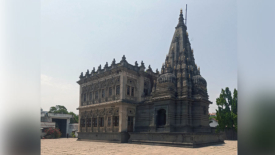 The Shiva temple (right) and  the 'chhatri' (left)