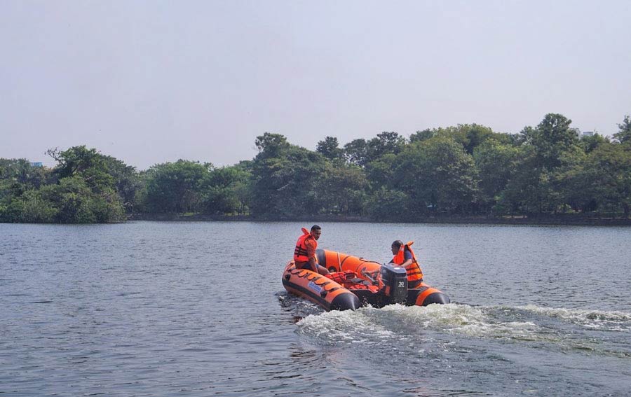 The trial run of the petrol-powered rescue boat was conducted successfully on Thursday. Soon after this, rowing started at Rabindra Sarobar Lake. Rowing was suspended in the Sarobar since the drowning of two teenage rowers during a nor’wester on May 21. A committee constituted by Kolkata Metropolitan Development Authority, the custodians of the lake, had responded to a request by the three rowing clubs by the lake, under the banner of the state rowing association, for conducting a trial of the petrol boat on Thursday