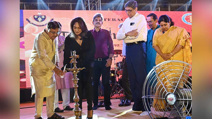 Mumtaz Sorcar and others lit the lamp and kicked off the fun-filled evening