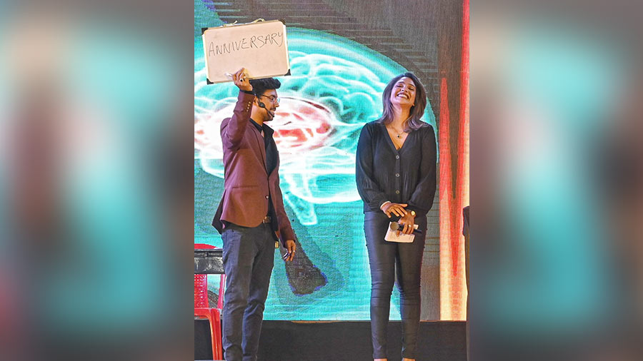 Illusionists Satabdo Sengupta and Sam Majumdar enthralled the audience with their mind games and tricks. Mumtaz Sorcar also joined Satabdo Sengupta in his performance