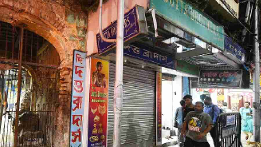 The Dutta Brothers jewellers in Bowbazar shut on Thursday. The store was declared ‘unsafe’ by a team of engineers on Wednesday