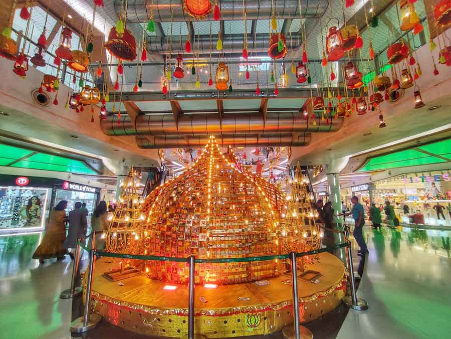 A massive art installation has been placed at the entrance of South City Mall to welcome shoppers for the festive season.