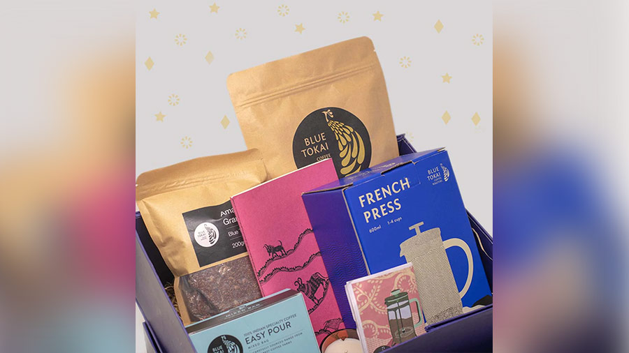AVANT GARDE DIWALI HAMPER FROM BLUE TOKAI COFFEE ROASTERS: This hamper has a French Press, Coffee Pouch, Easy Pour Mixed Box along with Amaranth Granola, a Blue Tokai notebook and a soy candle. So brew a hot cuppa and celebrate the festivities in style!