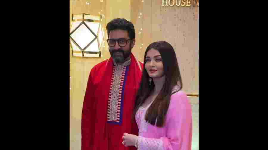 Aishwarya Rai Bachchan, looking pretty in pink clicked with husband Abhishekh Bachchan at Manish Malhotra's Diwali party. 