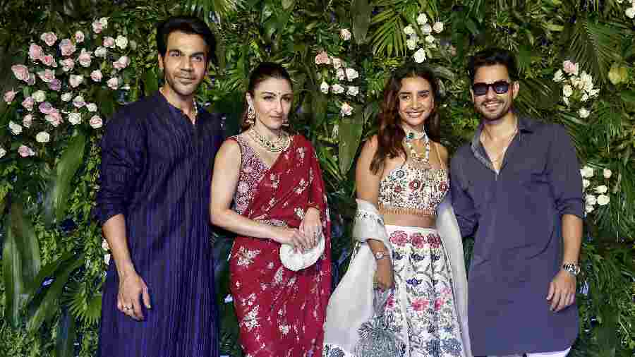 Bollywood actors Rajkummar Rao, Soha Ali Khan, Patralekha and Kunal Kemmu pose for paparazzies during Kriti Sanon's Diwali party. 