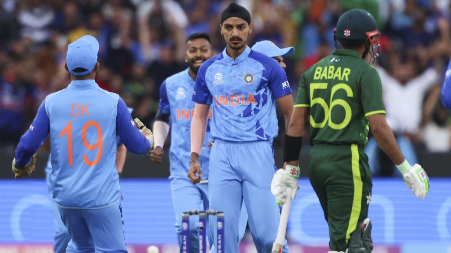 Arshdeep Singh, centre (M) reacts after dismissing Pakistan's Babar Azam