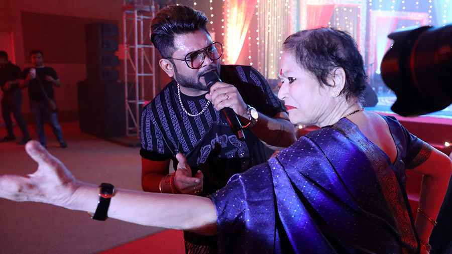 Club member Shakuntala Chatterjee was on her feet from the first song till the last. Her enthusiasm inspired not only the audience, but Aneek too, as he came down from the stage exclaiming, ‘I want to dance with you’, and sang ‘Kar Gayi Chull’