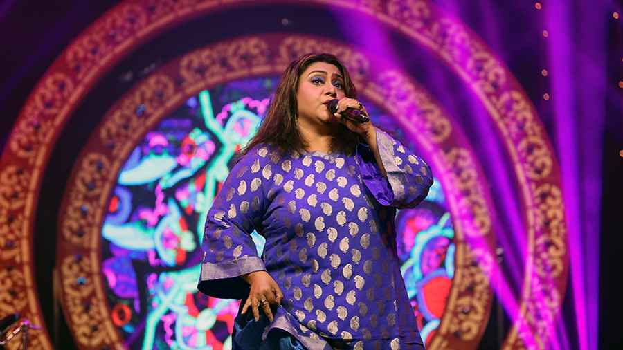 Jojo switched gears effortlessly, going from Bengali numbers like ‘Je Jan Premer Bhab Janena’ and ‘Ami Takdum Takdum Bajai’ to retro Hindi hits like ‘Ajeeb Dastan Hai Ye’. ‘These songs are from the golden era, it is such a joy singing them,’ she said