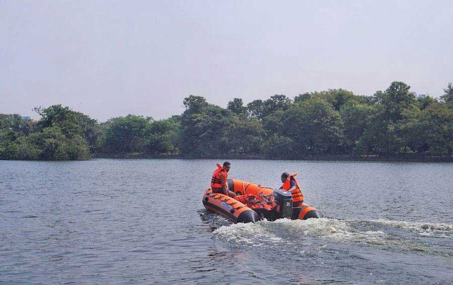 A petrol-powered rescue boat did a trial at Rabindra Sarobar on Thursday, October 20, before  rowing resumes in the Lakes. Rowing had been suspended in Rabindra Sarobar since the drowning of two teenage rowers during a Nor’wester on May 21