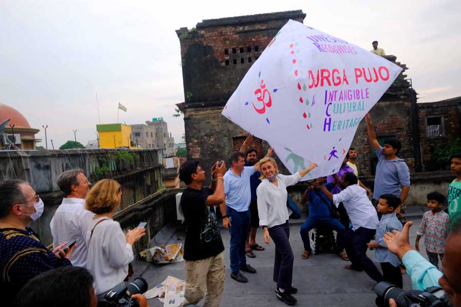 A ‘phanush’ being released from the roof of a heritage building behind Hedua Park. The event was attended by visitors from Italy. The ‘phanush’ carries a heritage conservation message 