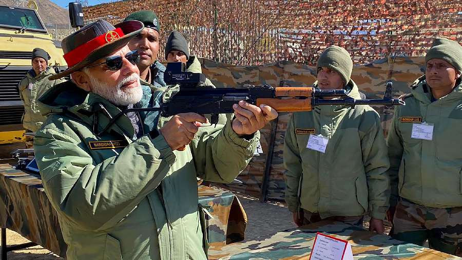 Narendra Modi In Pictures Narendra Modi Celebrates Diwali With Jawans In Kargil Telegraph India