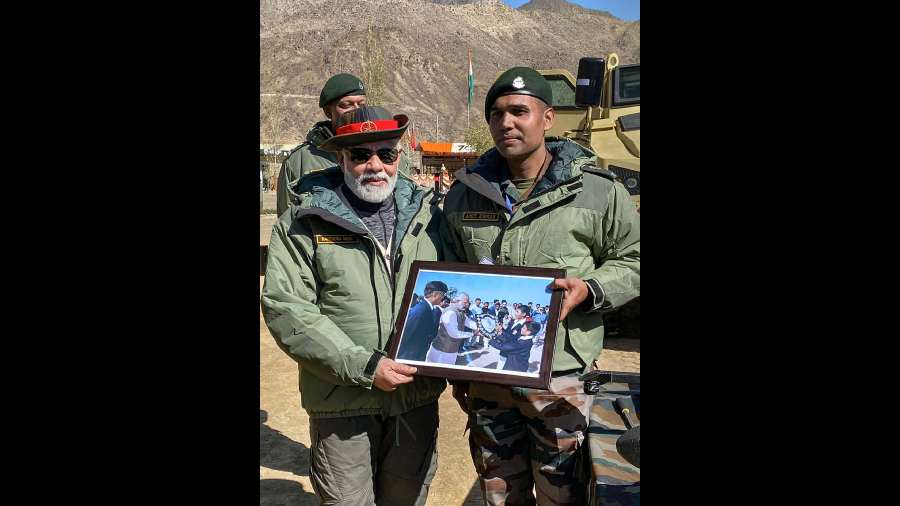 Narendra Modi In Pictures Narendra Modi Celebrates Diwali With Jawans In Kargil Telegraph India