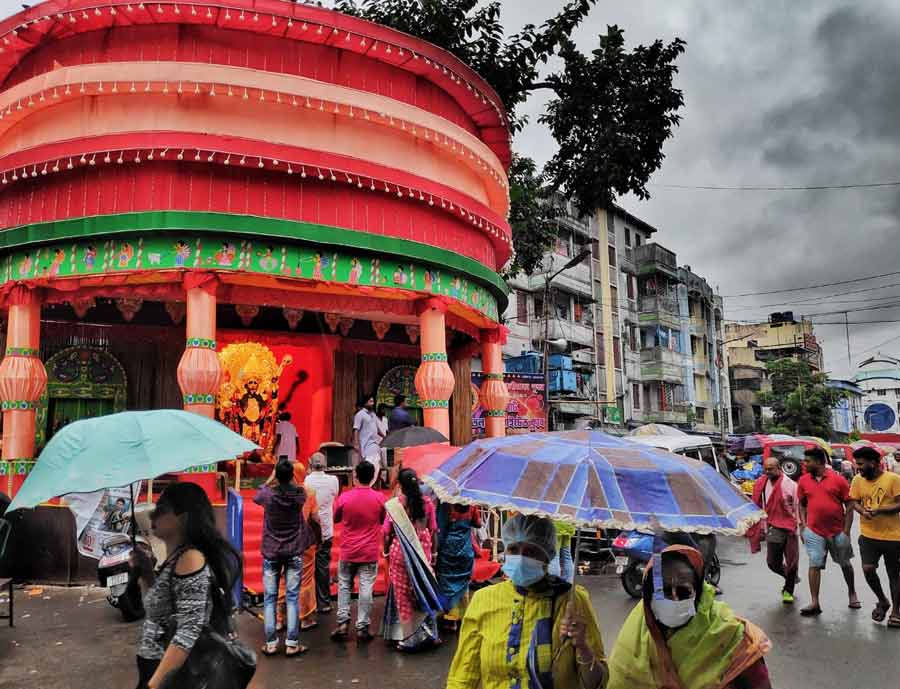 Pandal-hoppers brave the rain at Kalighat on Monday