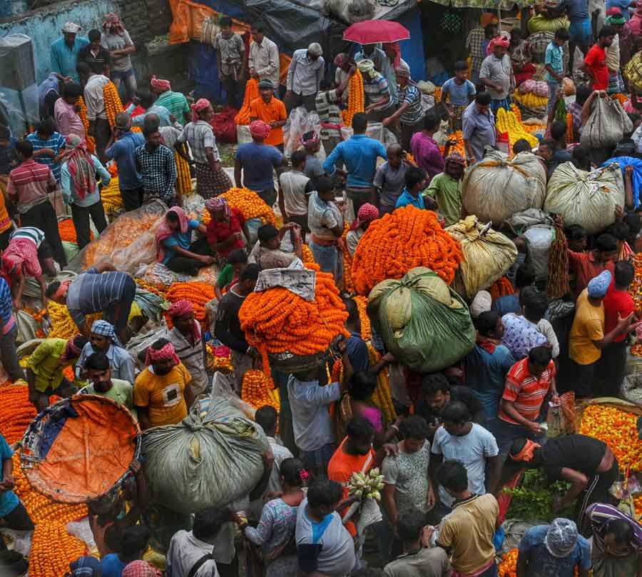 People throng Mullick Ghat flower market on Monday on the occasion of Kali Puja