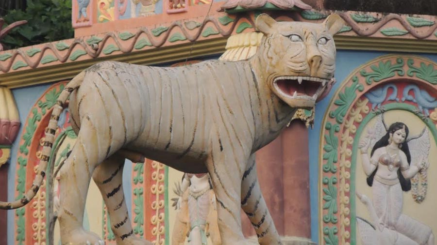 One of the two tigers that stand vigil over Bondebi's temple