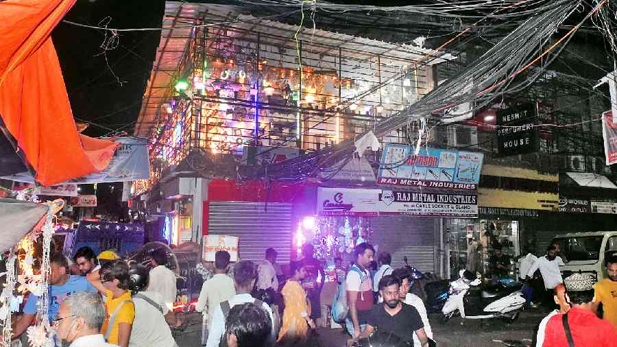 A building on the periphery of Calcutta ‘s first Parsi fire temple on Ezra Street was a dazzling bazaar of Diwali lights on Saturday evening. 