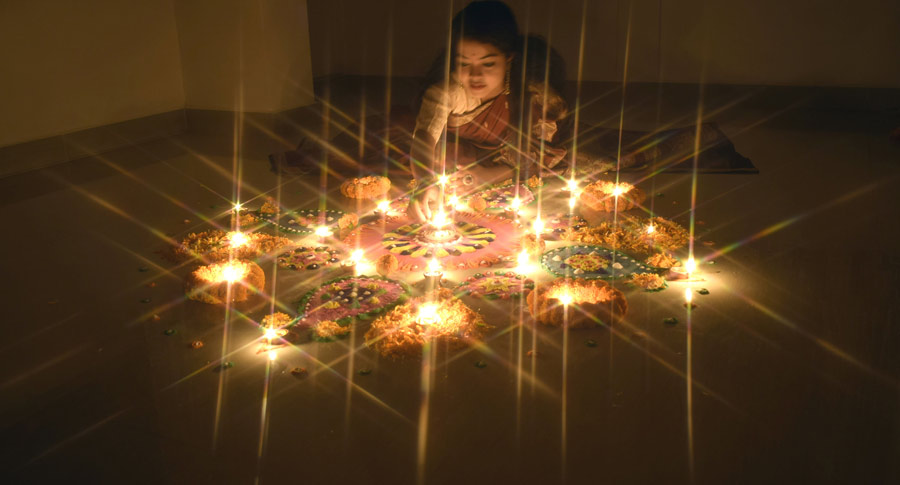 Diwali isn’t complete without rangolis and the lighting of diyas. Elaborate rangolis were made at the entrance of homes. This year, most Kolkatans chose to celebrate a green Diwali. Houses were lit up with diyas, candles and lamps.  