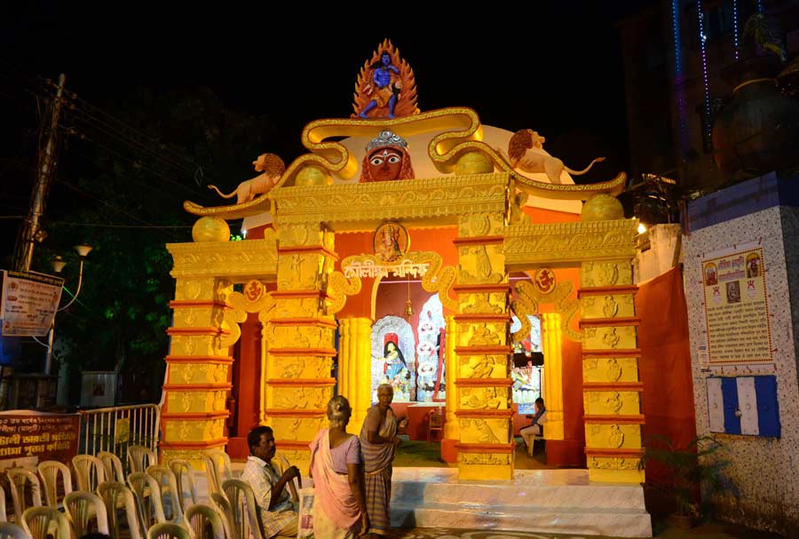 Rain and strong wind failed to dampen the spirit of pandal-hoppers as they thronged the Entally Bharti Samity pandal late on Monday. 