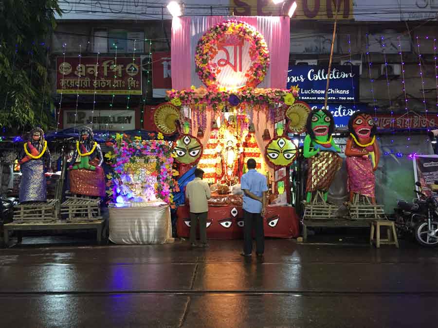 The hawkers of Hatibagan organised Kali Puja on Bidhan Sarani. 