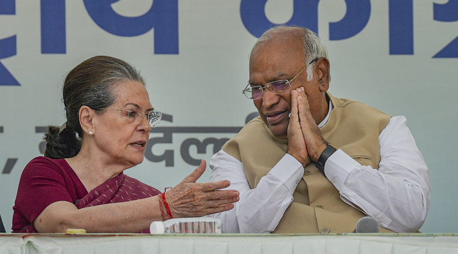 'Khadge is most suitable for Congress leadership', Sonia Gandhi said at the felicitation ceremony