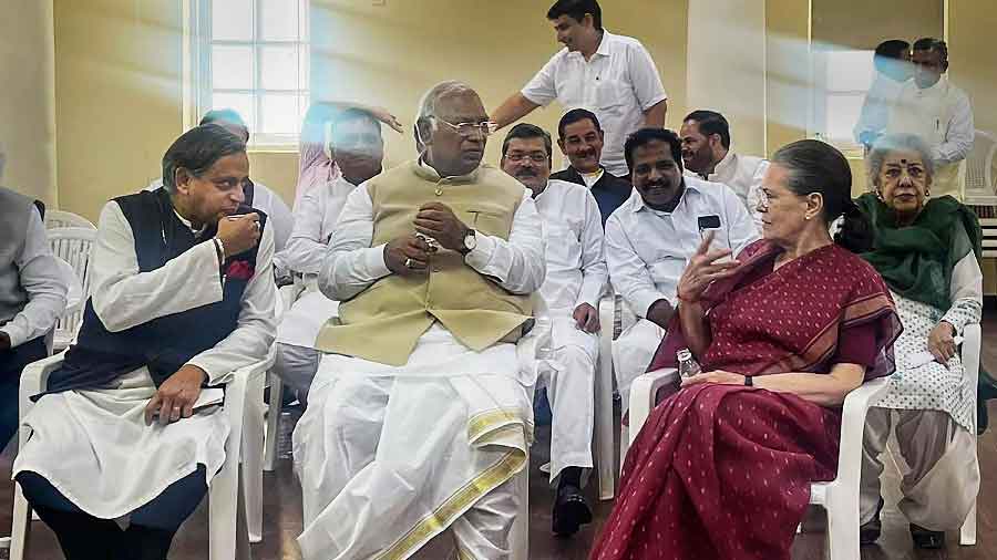 Shashi Tharoor, Mallikarjun Kharge and Sonia Gandhi