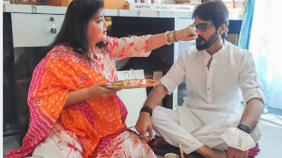 Tollywood actor Pallavi Chatterjee with her superstar brother Prosenjit Chatterjee 