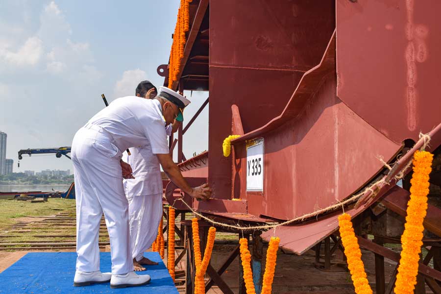 Keel for first and second 25T Bollard Pull Tugs (Yard 335 – Bhishm and Yard 336 – Bahubali) was laid by Cmde Rituraj Sahu, VSM, Naval Officer-in-Charge (West Bengal) on Thursday at M/s Titagarh Wagons Ltd, Kolkata. With all major and auxiliary equipment/systems sourced from indigenous manufacturers, these tugs are proud flag bearers of “Make in India, Make for the World” initiatives of Ministry of Defence
