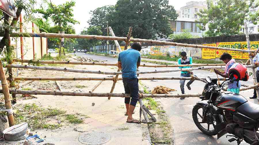 The entrance to Subhas Sarobar barricaded with bamboo poles ahead of Chhath Puja.