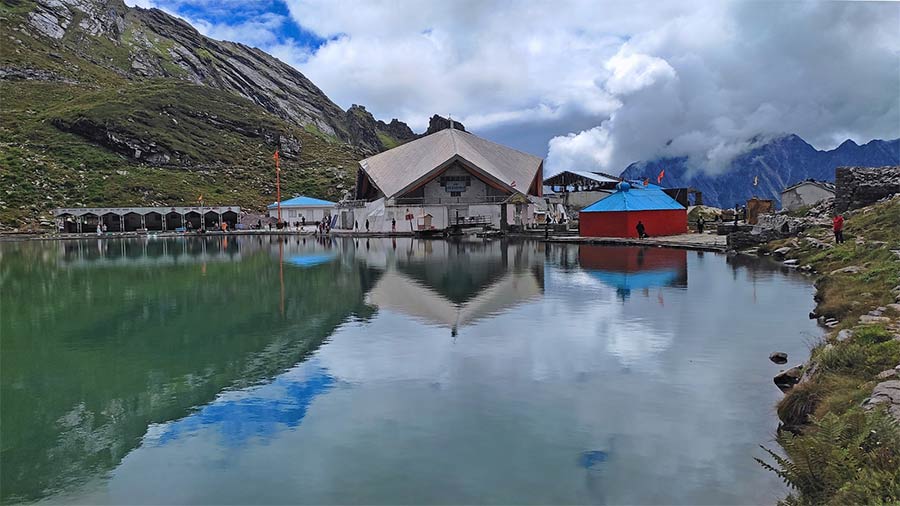  The classic image of Gurudwara Hemkunt Sahib, with its reflection on the water of the lake