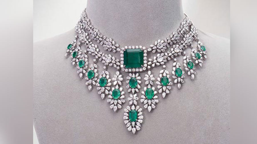 This choker, designed in a combination of the finest quality diamonds along with the rarest of Zambian emeralds, is subtle and sophisticated. A versatile piece of jewellery, it can be worn with Indian or Western formal party attire.