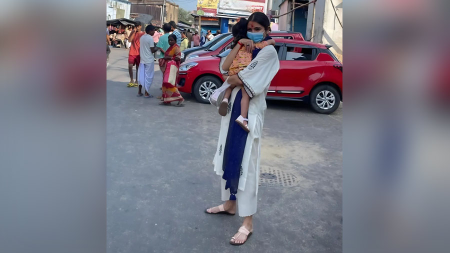 The actress with her daughter Vamika after offering prayers at the Kalighat temple