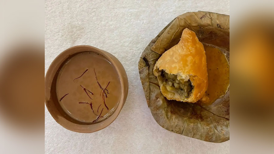 The food saga continued with ‘Balwant singh ki chai and samose’ from Balwant Singh Eating House