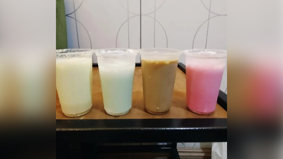 Anushka, who was in the city to shoot for ‘Chakda Xpress’, based on the life of cricketer Jhulan Goswami, also stopped by at Paramount to try out sherbets at this heritage sip-stop of Kolkata