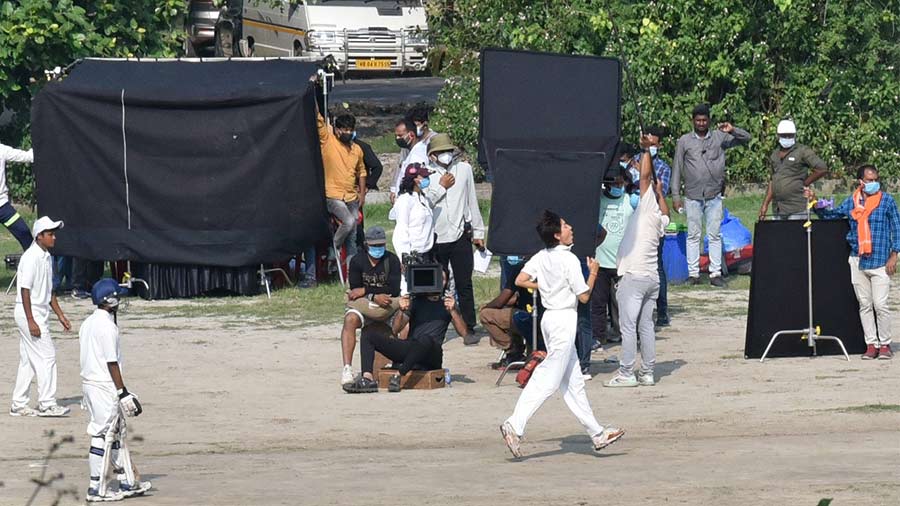 And last but not the least, an earlier photo of the actress shooting in front of CAB, during her schedule in the city