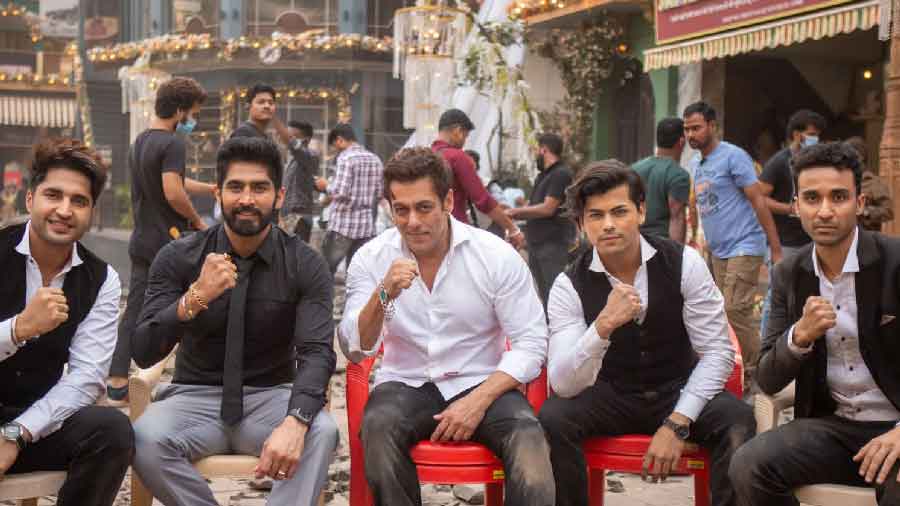 Salman Khan (third from left) with boxer Vijender Singh (to his right) on the sets of the film 