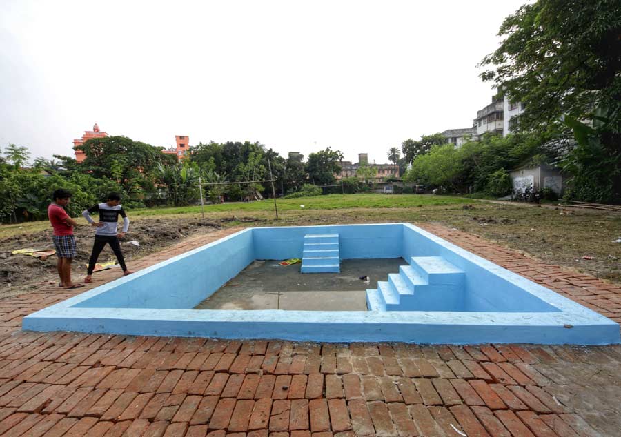 An artificial water body prepared for Chhath devotees in south Kolkata. The state government has set up several artificial water bodies in and around Kolkata for Chhath puja. Barricades have been placed at the entry points of the Rabindra Sarobar and Subhas Sarobar. The Supreme Court on Thursday had ruled that Chhath puja will not be allowed at the Rabindra Sarobar Lake in south Kolkata, which is protected under the National Lake Conservation Plan. A division bench of the Calcutta high court also banned Chhath puja at Subhas Sarobar