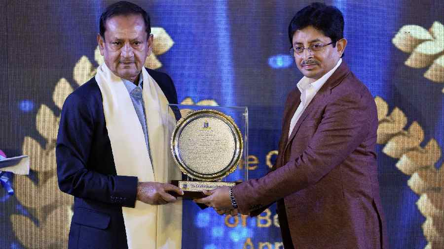 Former cricketer Snehasish Ganguly presents 'Kartik Bose Lifetime Achivement Award 2020-21' to Ranji Trophy-winning skipper Sambaran Banerjee (L)
