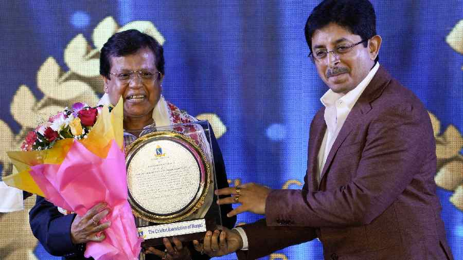 Snehasish Ganguly presents 'Kartik Bose Lifetime Achivement Award 2020-21' to ex-cricketer Lopamudra Bhattacharjee