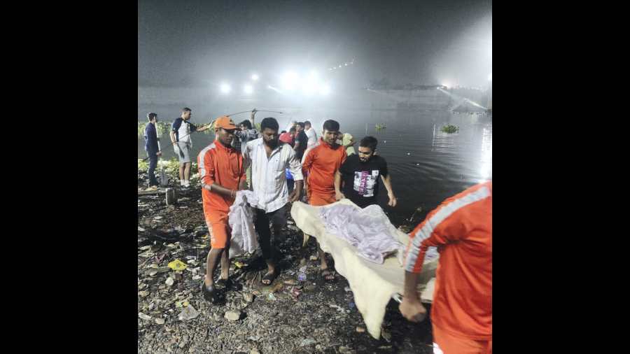 NDRF personnel assist a victim 