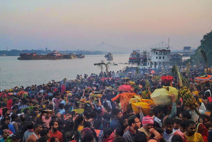 Thousands of devotees gathered at Babughat early on Monday to carry out Chhath puja rituals. For the last few years, the West Bengal government has been announcing a state holiday on Chhath puja