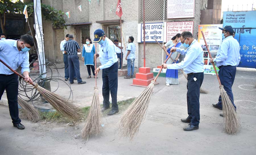 Garden Reach Shipbuilders and Engineers Ltd. (GRSE), a Mini Ratna Category 1 Defence PSU and a leading warship-building company of India, organised a dedicated cleanliness drive as part of Special Campaign 2.0 of Government of India from Oct 2 to Oct 31. The cleanliness drive was conducted across prominent locations in Kolkata & Ranchi including Maa Sarada House ‘Mayer Bari’ near Bagbazar Canal, Kolkata, Govt Women ITI Kolkata, Bichalighat, Metiabruz, 61 Garden Reach Road, P 2/2 Taratala Road, Govt ITI, Gariahat, Fitting Out Unit, ITI Tollygunge, Kolkata. All strategic activities were conducted in Kolkata & Ranchi, including disposal of Scrap equivalent to 89,720 Kgs with Rs. 40.24 Lakh earned and freed up space of around 3,255 Sq. ft. Under the drive, the shipyard aims to dispose of 200 MT of scrap. Addressing the media during one of the cleanliness drives organised at 61 Park Unit, Cmde PR Hari, IN (Retd), CMD, GRSE said, “Swachhata is a state of mind, a culture that has been ingrained in our DNA. As part of Special Campaign 2.0, all units of GRSE participated with great enthusiasm and involved employees and local people to spread the message of cleanliness in Kolkata and Ranchi. The Shipyard aims scrap disposal from its office premises as per the Government of India directives and strive to become a socially responsible defence PSU”.
