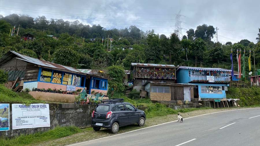 Also lined along the road from the viewpoint are a few houses and shops that sell packaged rice noodles, tea and food. For those who wish to engage with the locals and have a friendly chat, the owners of these shops are always ready with anecdotes and stories about the place’s history