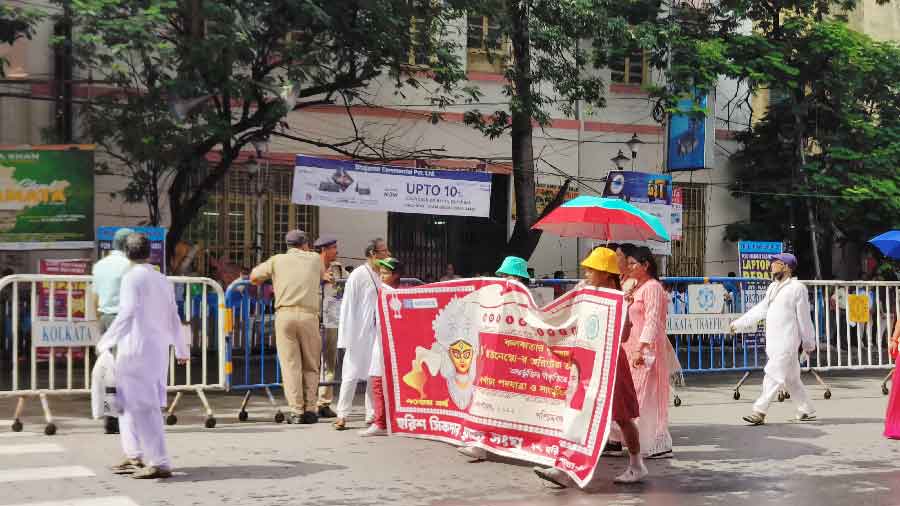 Cops manage the crowd