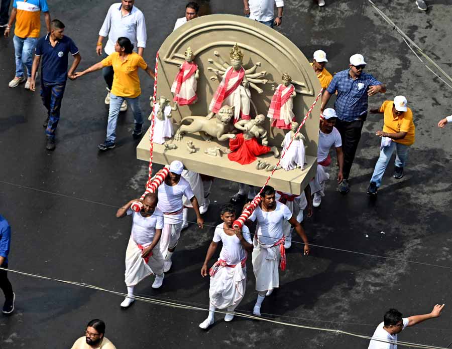 Participants carry a Durga idol at the puja rally organised by the West Bengal government on Thursday.
