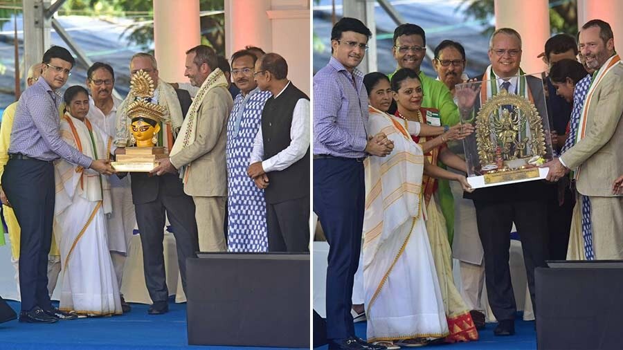 Chief minister Mamata Banerjee felicitates Eric Falt, director and representative of Unesco cluster office, New Delhi and Tim Curtis, secretary, IHC, Unesco who flew in from Paris to attend the programme.