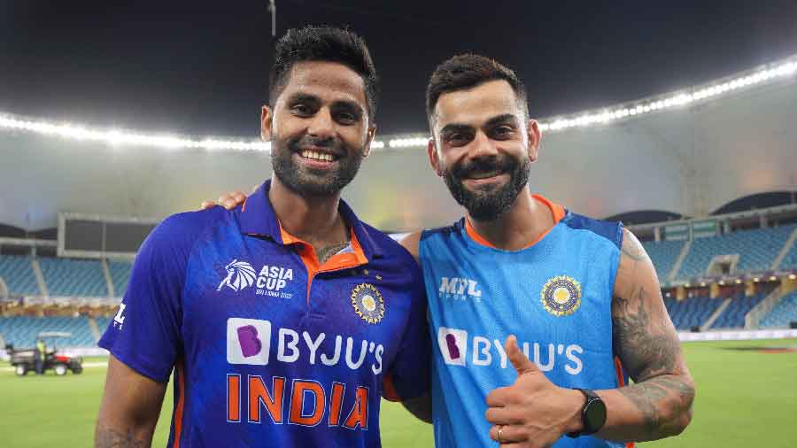 Surya Kumar Yadav and Virat Kohli (R) pose after beating Hong Kong
